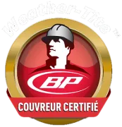 Logo Weather-Tite représentant un ouvrier du bâtiment portant un casque de chantier et le logo BP. Bannière rouge avec inscription « COUVREUR CERTIFIÉ ».