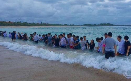 59 disciples are baptised at the kick-off of the Asian Discipleship Summit 59 disciples are baptised at the kick-off of the Asian Discipleship Summit