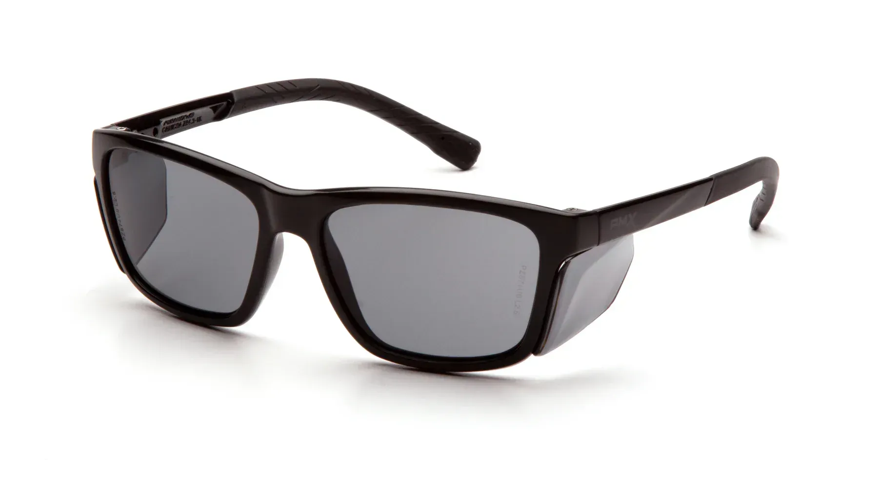 Gafas de sol con montura negra, lentes grises y protectores laterales, en ángulo sobre un fondo blanco.