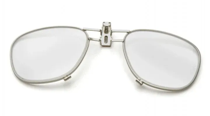 Gafas plateadas con clip y lentes transparentes, diseñadas para sujetarse a monturas existentes.