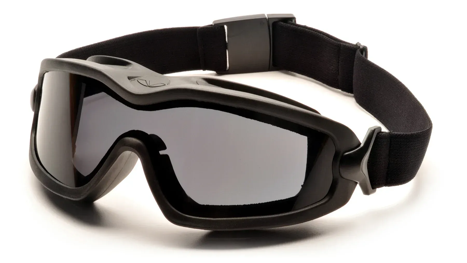 Gafas tácticas negras con lentes tintadas, que se usan con una correa negra ajustable.