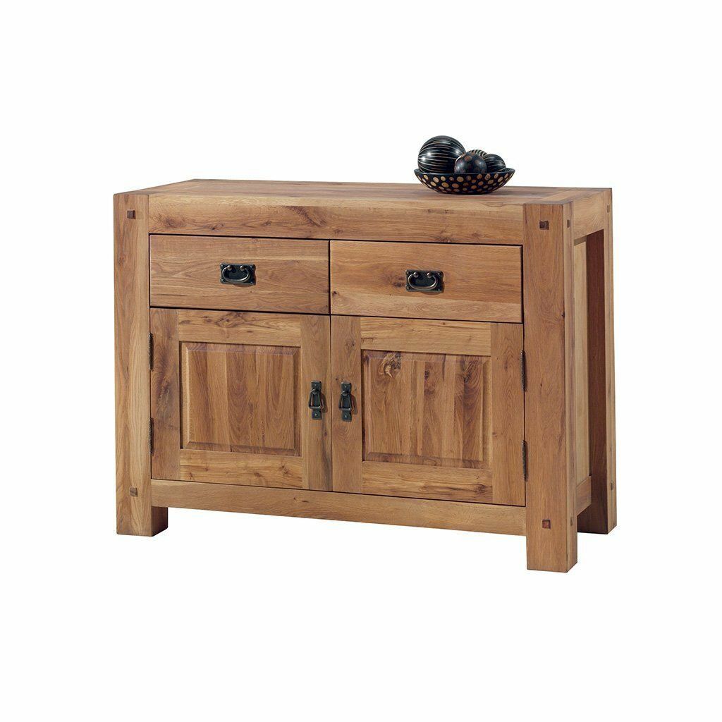 Armoire en bois à deux tiroirs et deux portes, contenant un bol de fruits noirs.