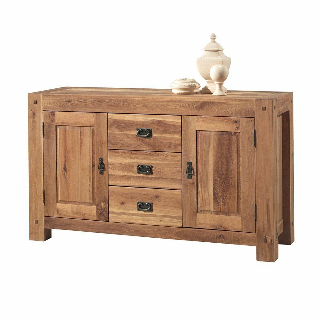 Une commode en bois avec un vase dessus