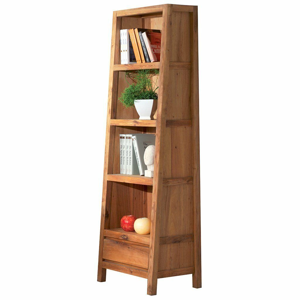 Haute étagère en bois avec des livres, une plante et des objets décoratifs.