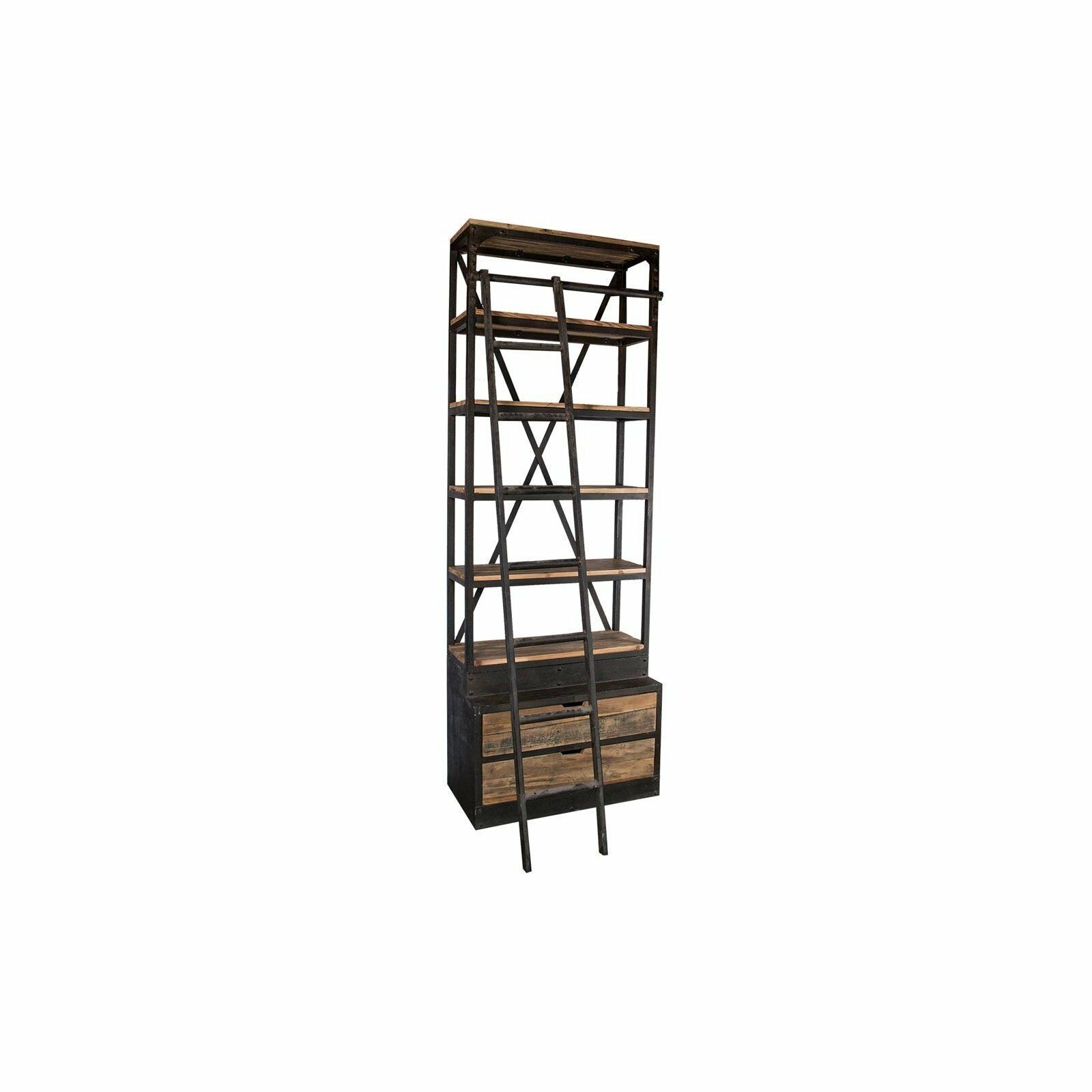 Une étagère en bois avec une échelle attachée sur un fond blanc.