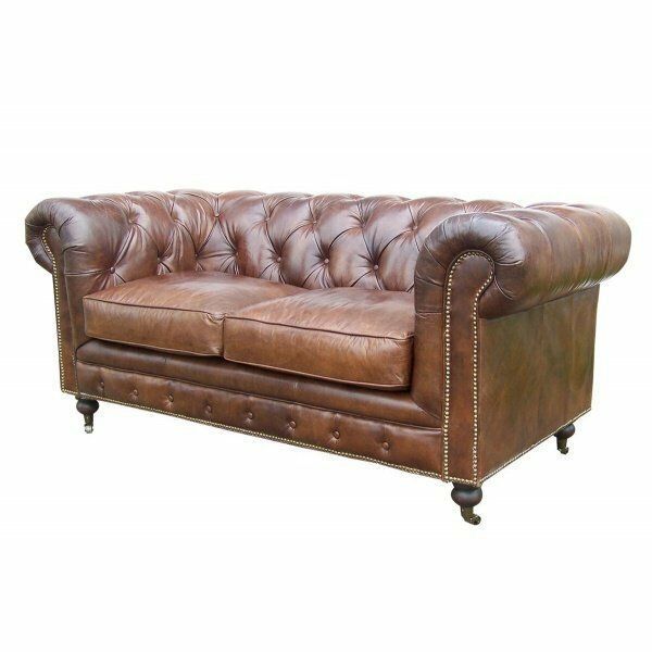 Canapé Chesterfield en cuir marron avec capitonnage à boutons et garniture cloutée.