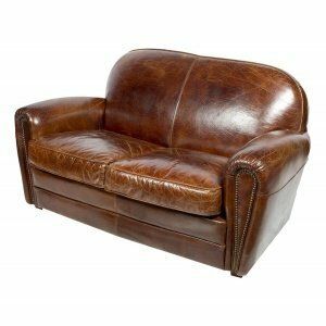 Un canapé en cuir marron sur fond blanc.