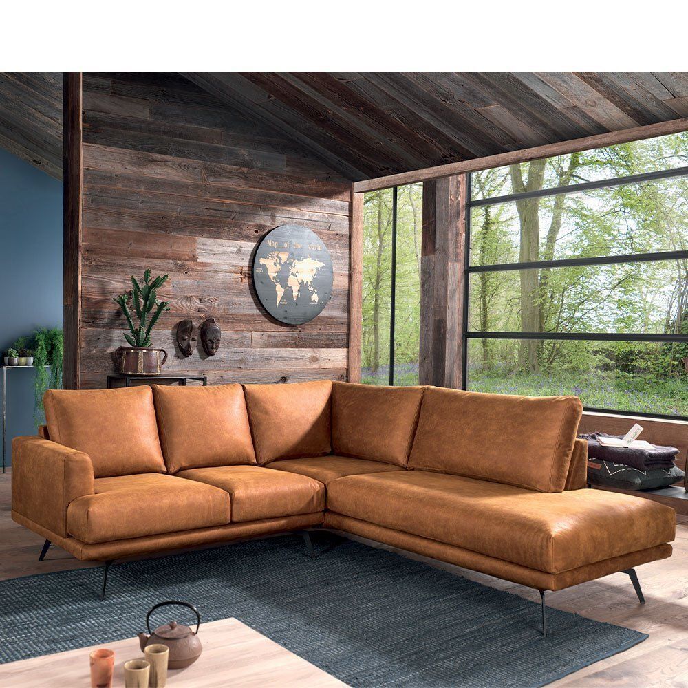 Un salon avec un canapé sectionnel en cuir marron et une table basse.