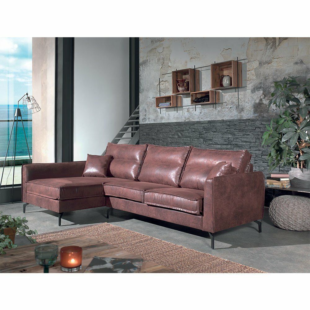 Canapé d'angle en cuir marron dans un salon moderne avec table d'appoint et étagères décoratives.