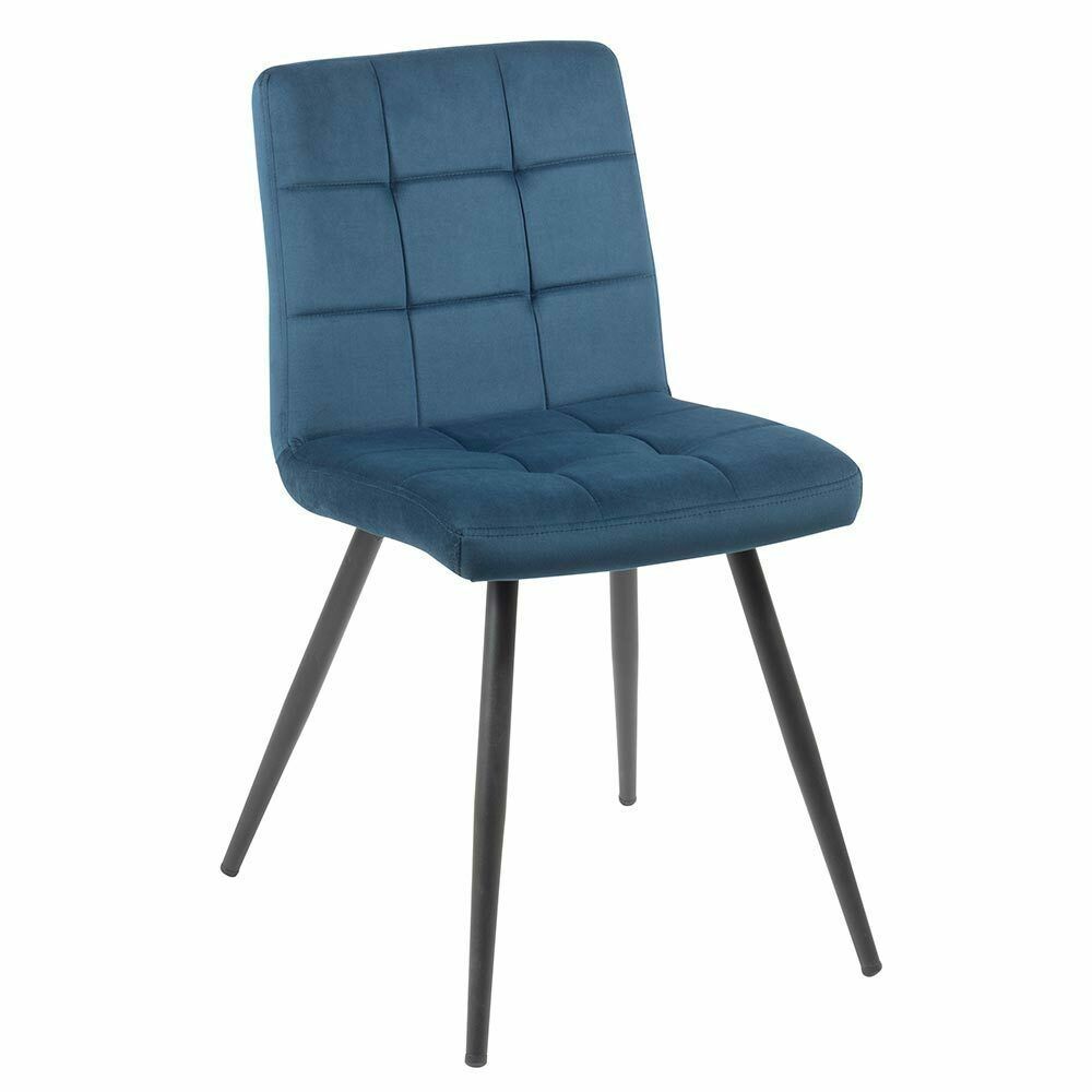 Une chaise bleue avec des pieds noirs sur fond blanc.