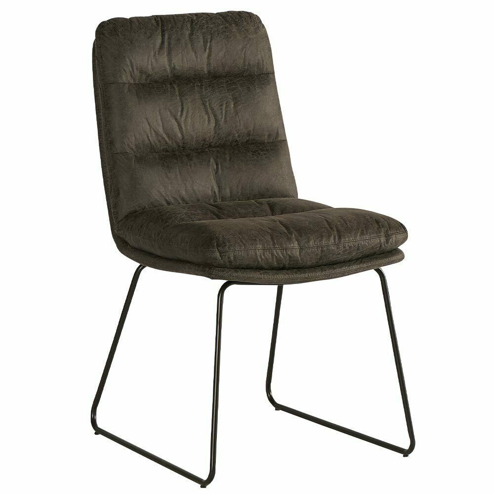 Une chaise marron avec des pieds noirs et un coussin sur fond blanc.