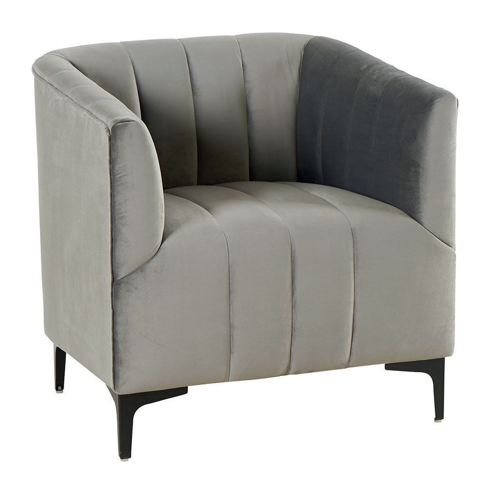 Fauteuil en velours gris avec pieds noirs.