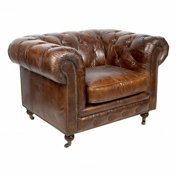 Une chaise en cuir marron sur fond blanc