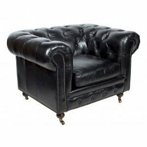 Fauteuil Chesterfield en cuir noir avec dossier et accoudoirs capitonnés, sur roulettes.