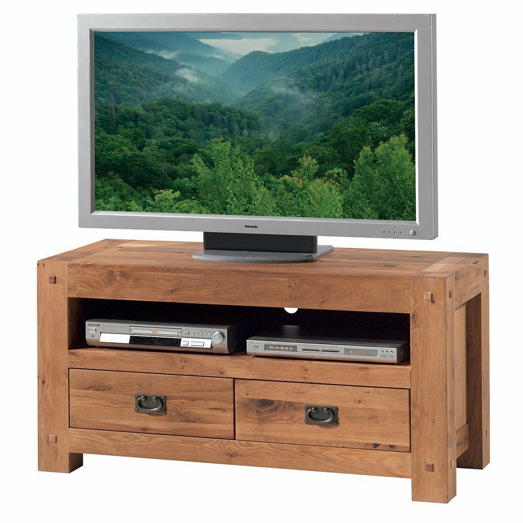 Téléviseur posé sur un meuble TV en bois à tiroirs, diffusant un paysage naturel.