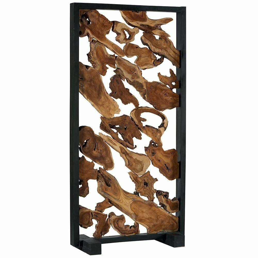 Décoration murale en bois avec des pièces de bois brun dans un cadre rectangulaire noir.