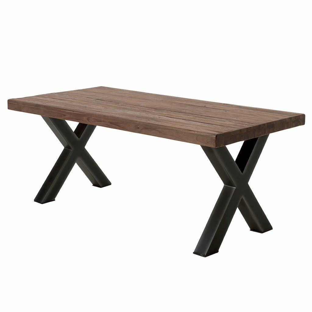 Table rectangulaire en bois marron avec des pieds en métal noir en forme de X, sur fond blanc.