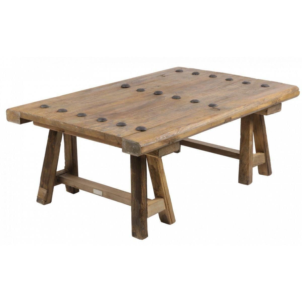 Une table en bois avec des trous sur un fond blanc.