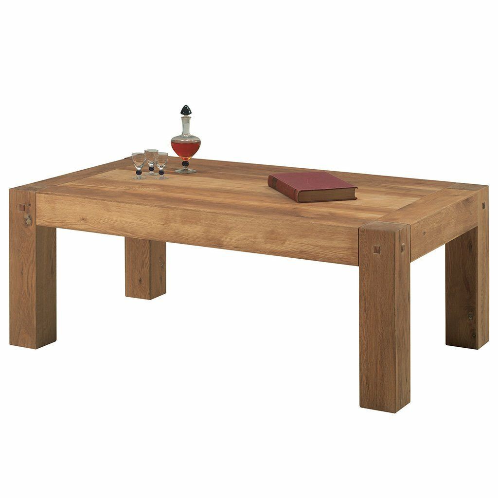Table basse rectangulaire en bois avec un livre et une boisson dessus.