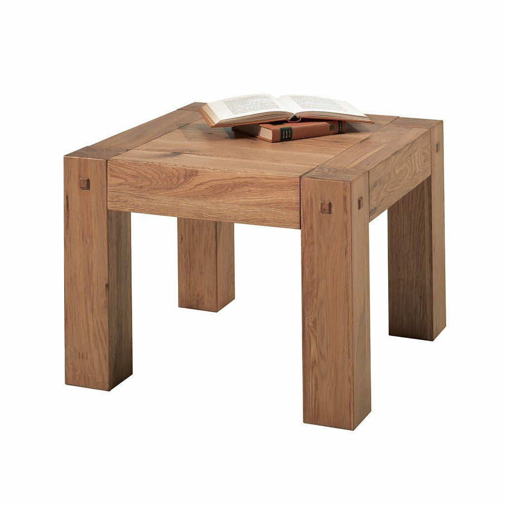 Table d'appoint carrée en bois avec un livre dessus.