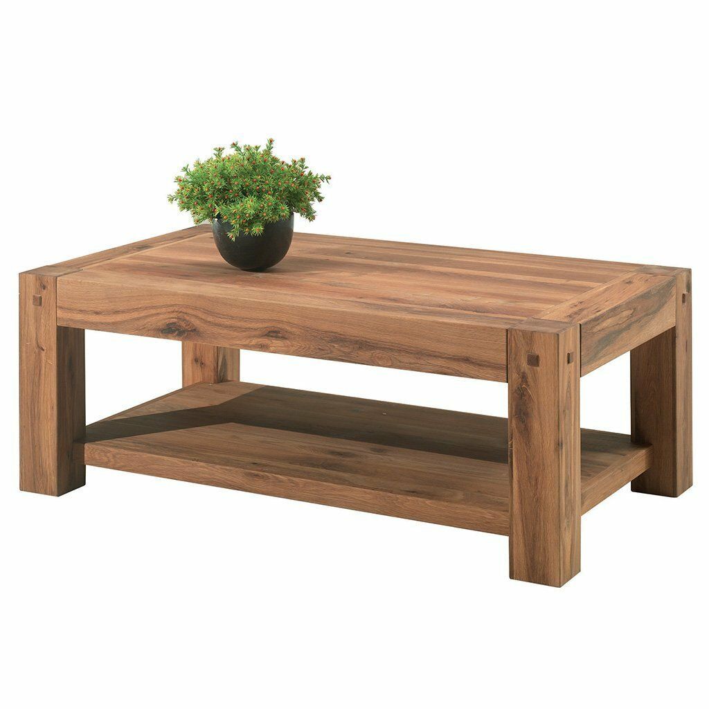 Une table basse en bois avec une plante en pot dessus