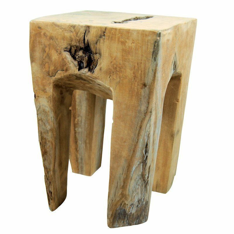 Tabouret carré rustique en bois, avec quatre pieds sculptés et grain de bois naturel.