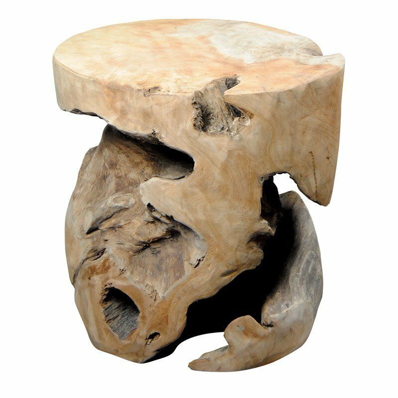 Un tabouret en bois naturel avec une assise ronde et un piètement sculpté de façon abstraite.