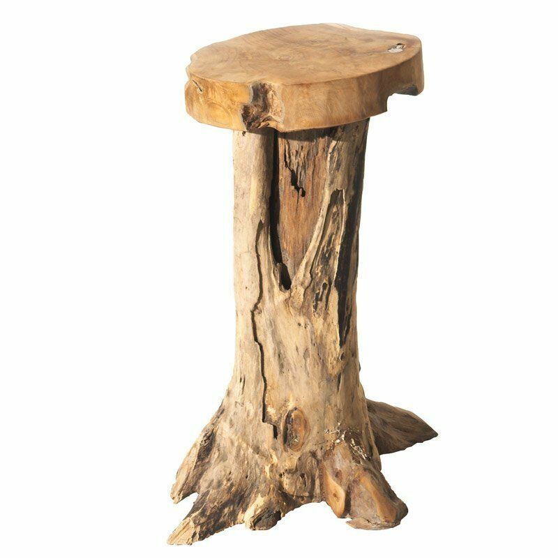Un tabouret en bois fabriqué à partir d'une souche d'arbre