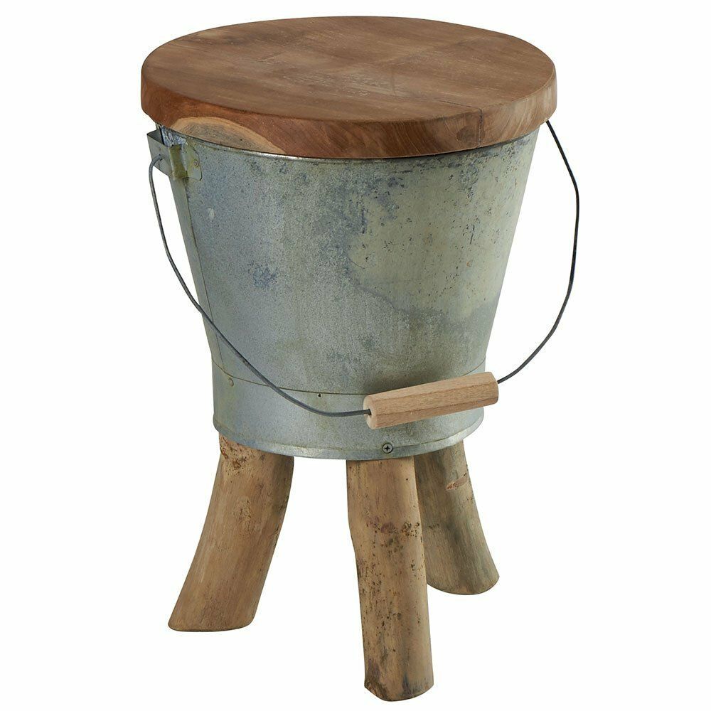 Tabouret rustique : assise et pieds en bois, corps en forme de seau galvanisé, poignée en métal.