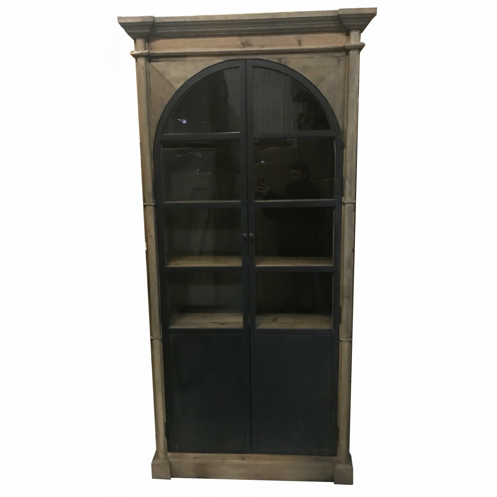 Armoire haute en bois avec portes vitrées à cadre noir et portes inférieures pleines noires.