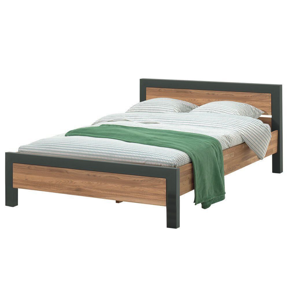 Cadre de lit en bois avec des finitions grises, recouvert de linge de lit à rayures et d'une couverture verte.