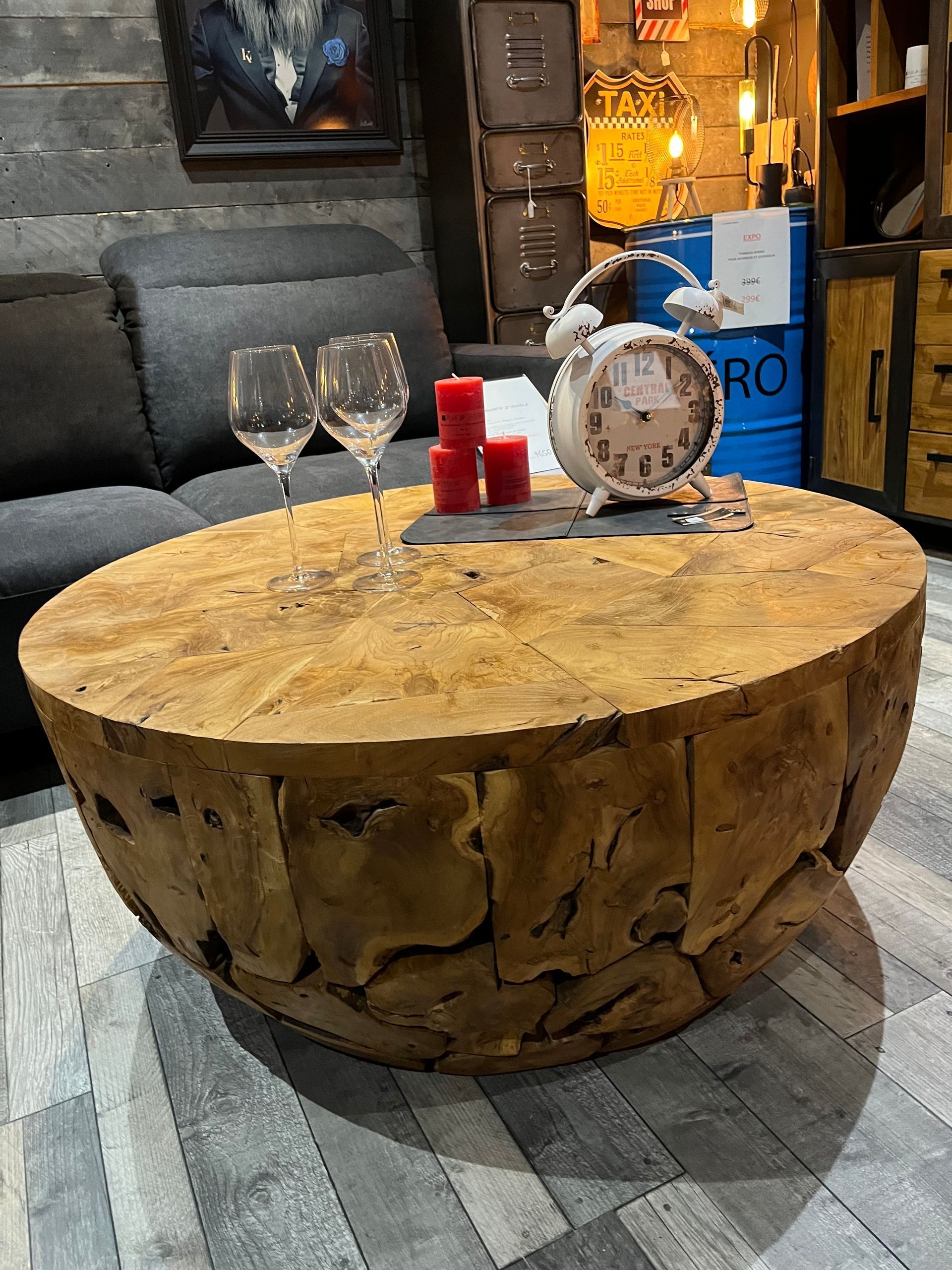 Table basse ronde en bois, composée de pièces de bois assemblées.