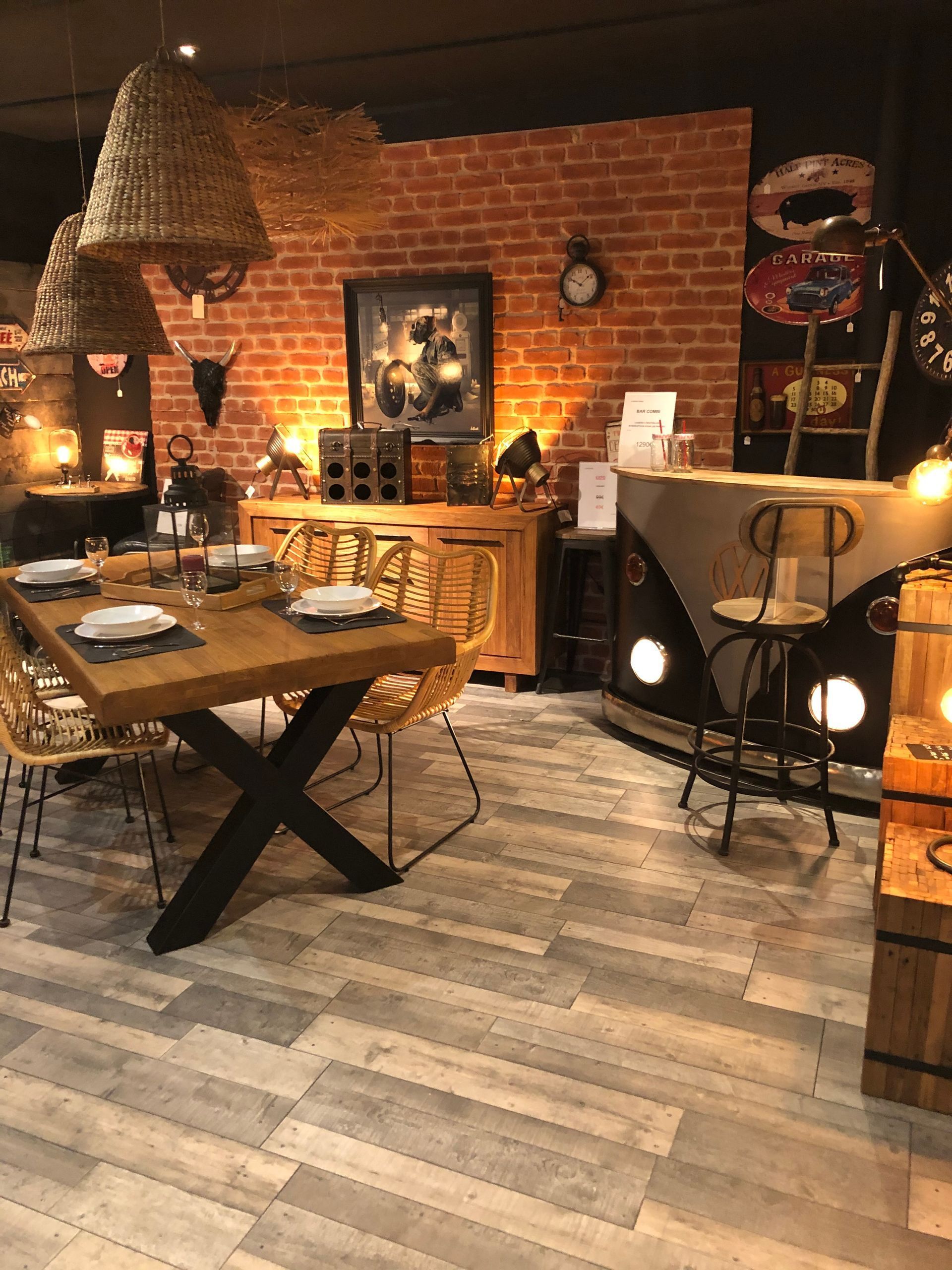 Bar en forme de combi VW, noir et argent avec logo VW et accents de phares. Comptoir marron.