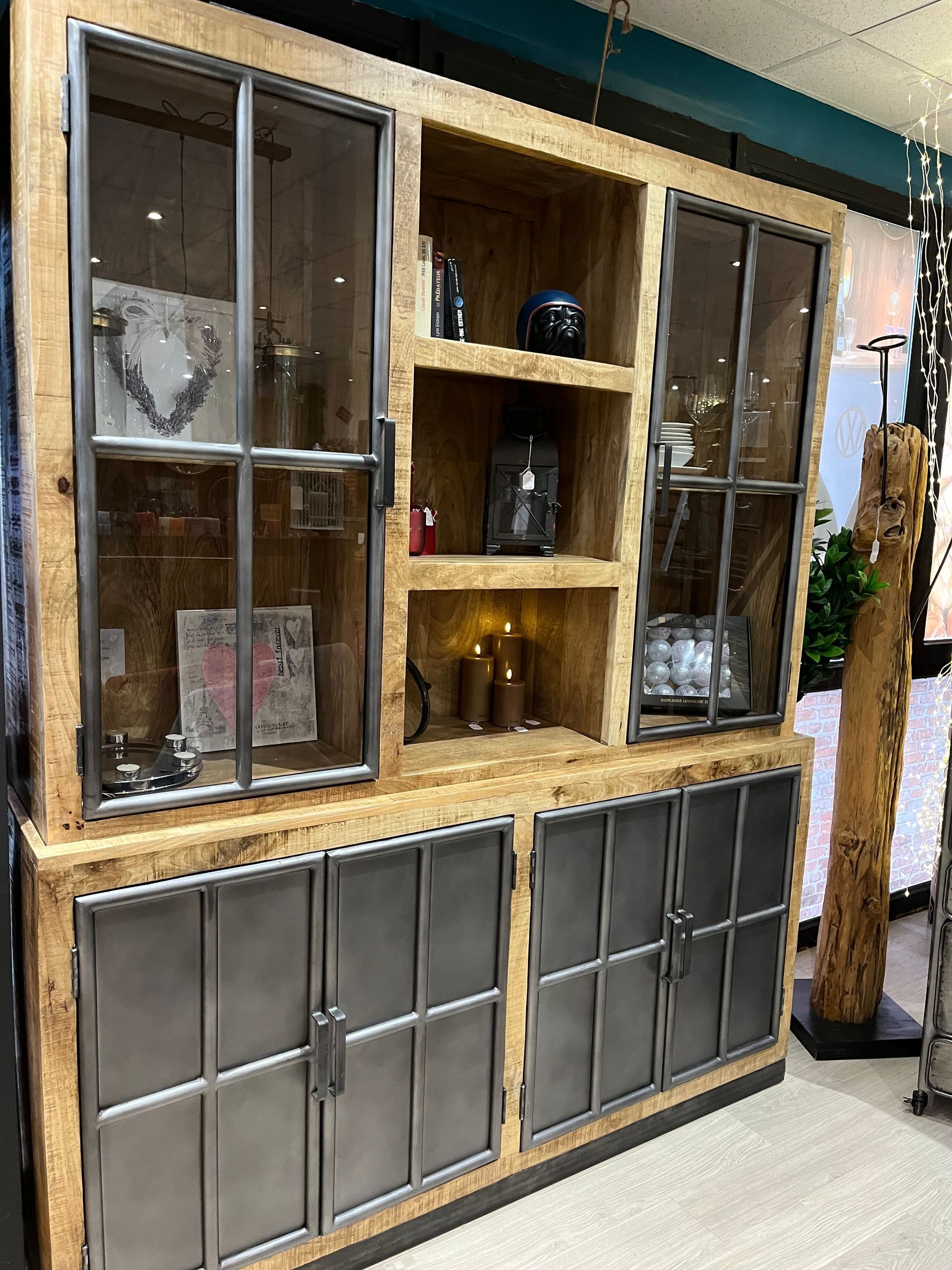 Meuble en bois avec vitrine supérieure et compartiment de rangement inférieur à panneaux métalliques.