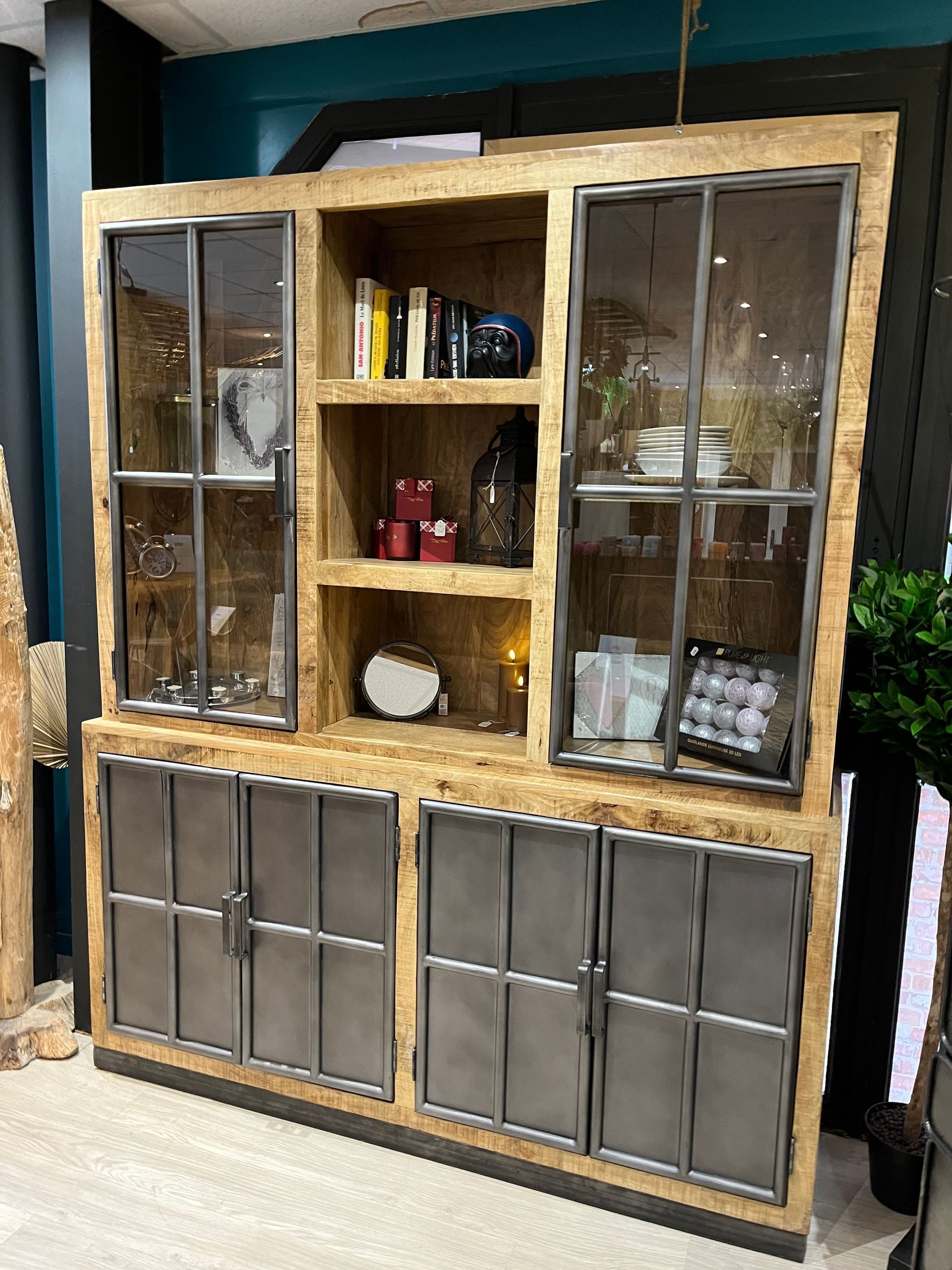 Meuble en bois avec vitrine supérieure et compartiment de rangement inférieur à panneaux métalliques.