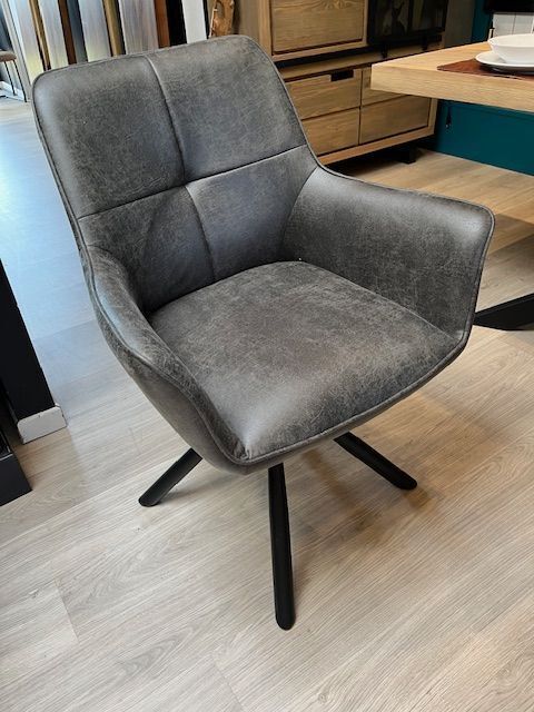 Fauteuil pivotant gris foncé avec pieds en métal noir.