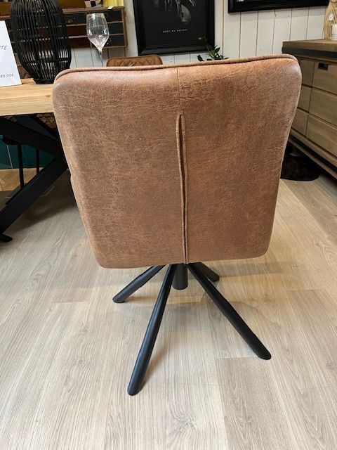 Fauteuil pivotant rembourré marron avec un piètement trépied noir.