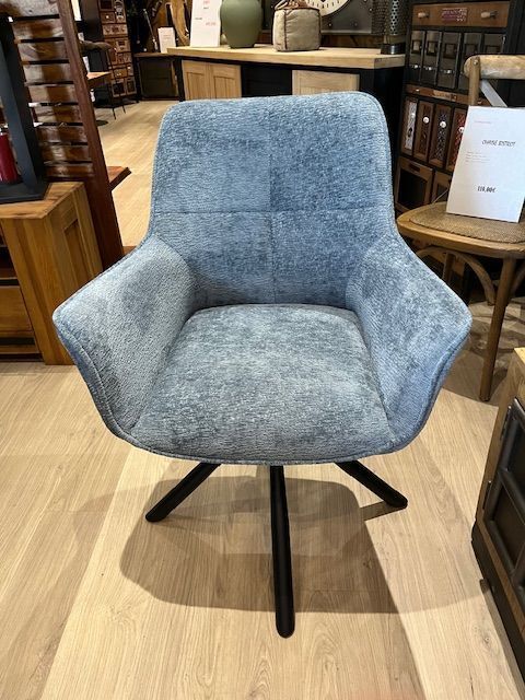 Fauteuil pivotant rembourré bleu sarcelle avec pieds tripodes noirs.