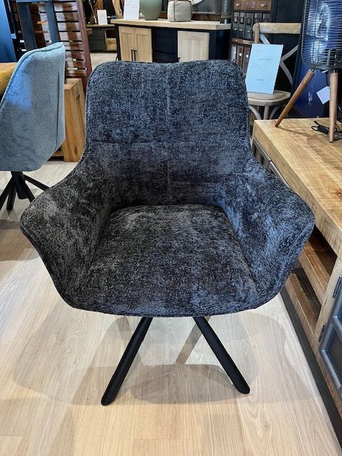 Fauteuil pivotant marron foncé avec un piètement noir à quatre pieds.