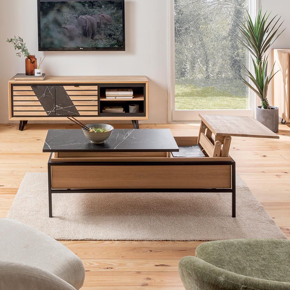 Salon avec table basse relevable et meuble TV assorti, bois naturel et touches de noir.
