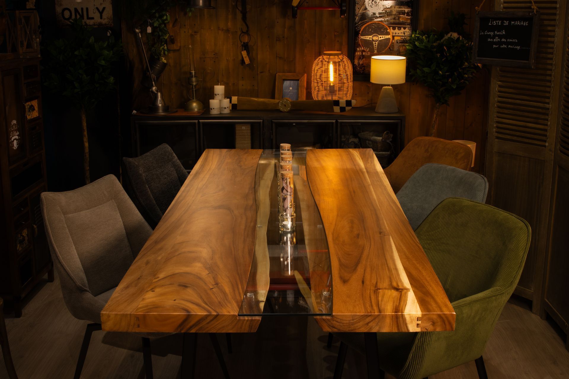 Table en bois incrustée de résine et munie de robinets à bière, entourée de chaises dans une ambiance de bar tamisée.