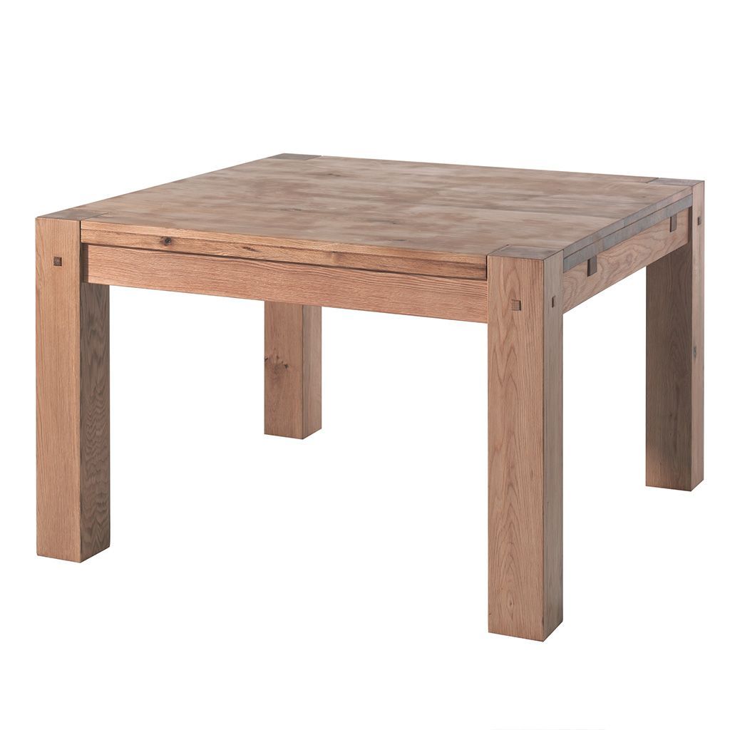 Une table en bois avec un plateau carré et quatre pieds sur fond blanc.