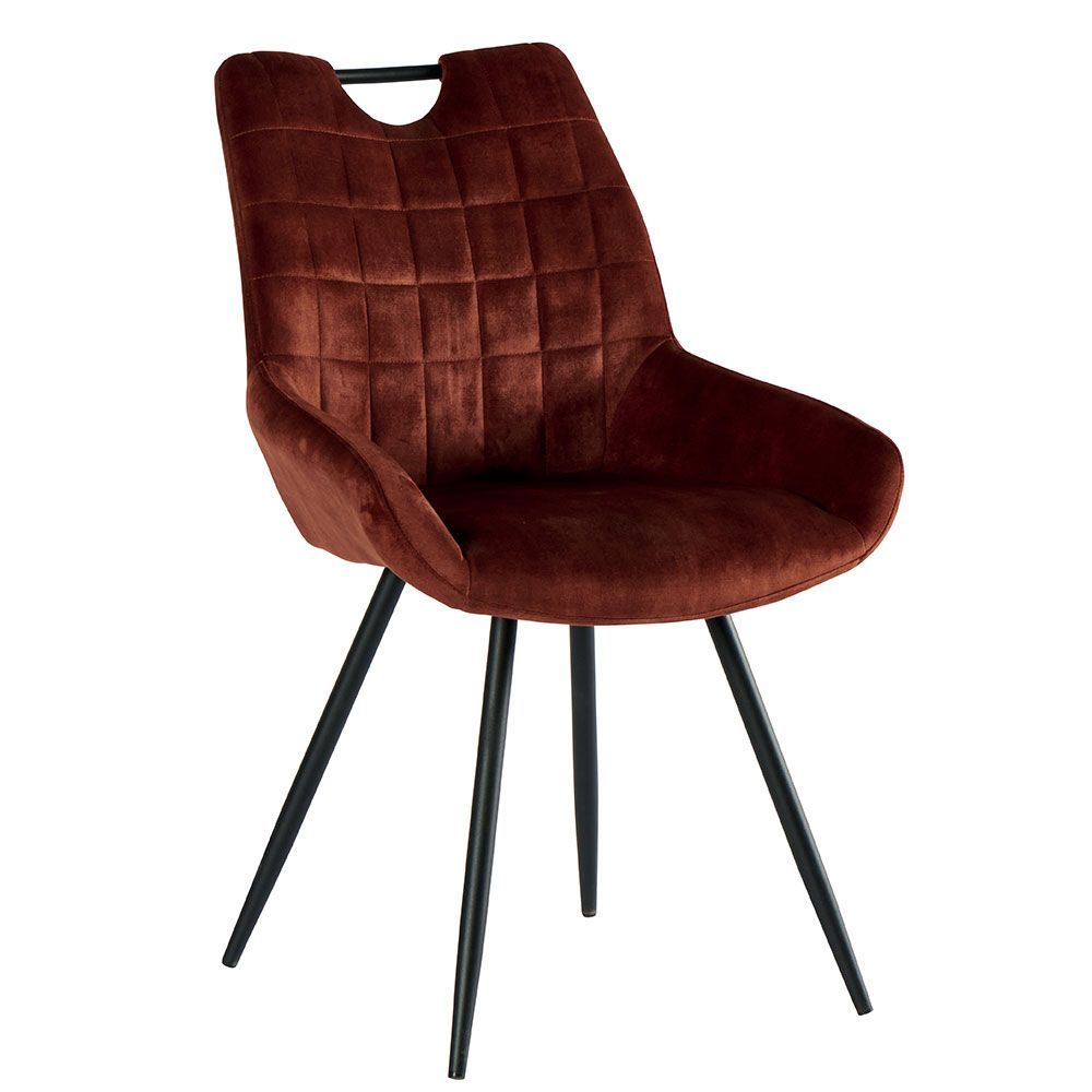 Une chaise rouge avec des pieds noirs sur fond blanc