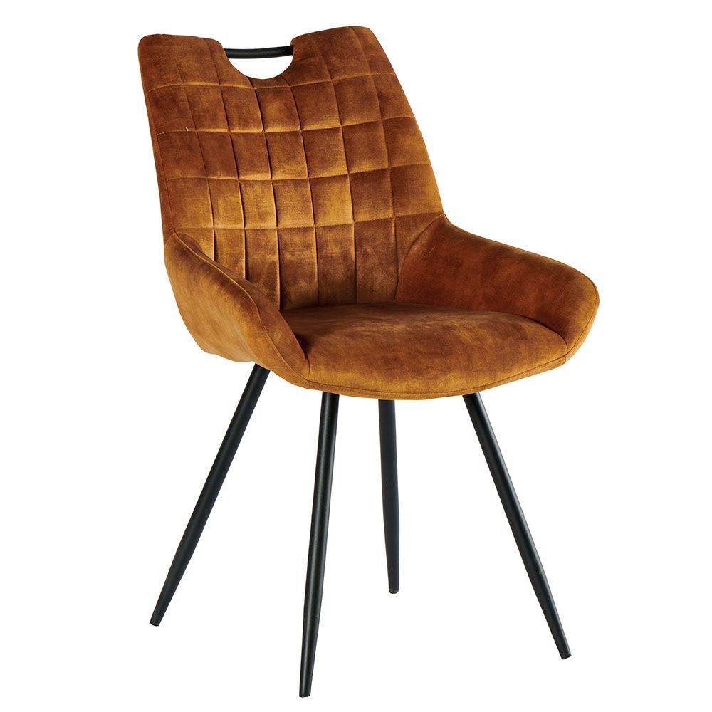 Chaise de salle à manger en velours marron avec pieds en métal noir.
