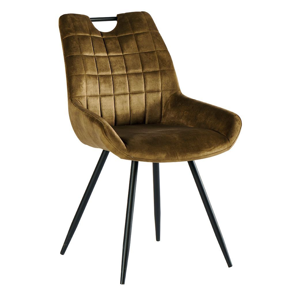 Chaise de salle à manger recouverte de velours doré avec des pieds en métal noir.