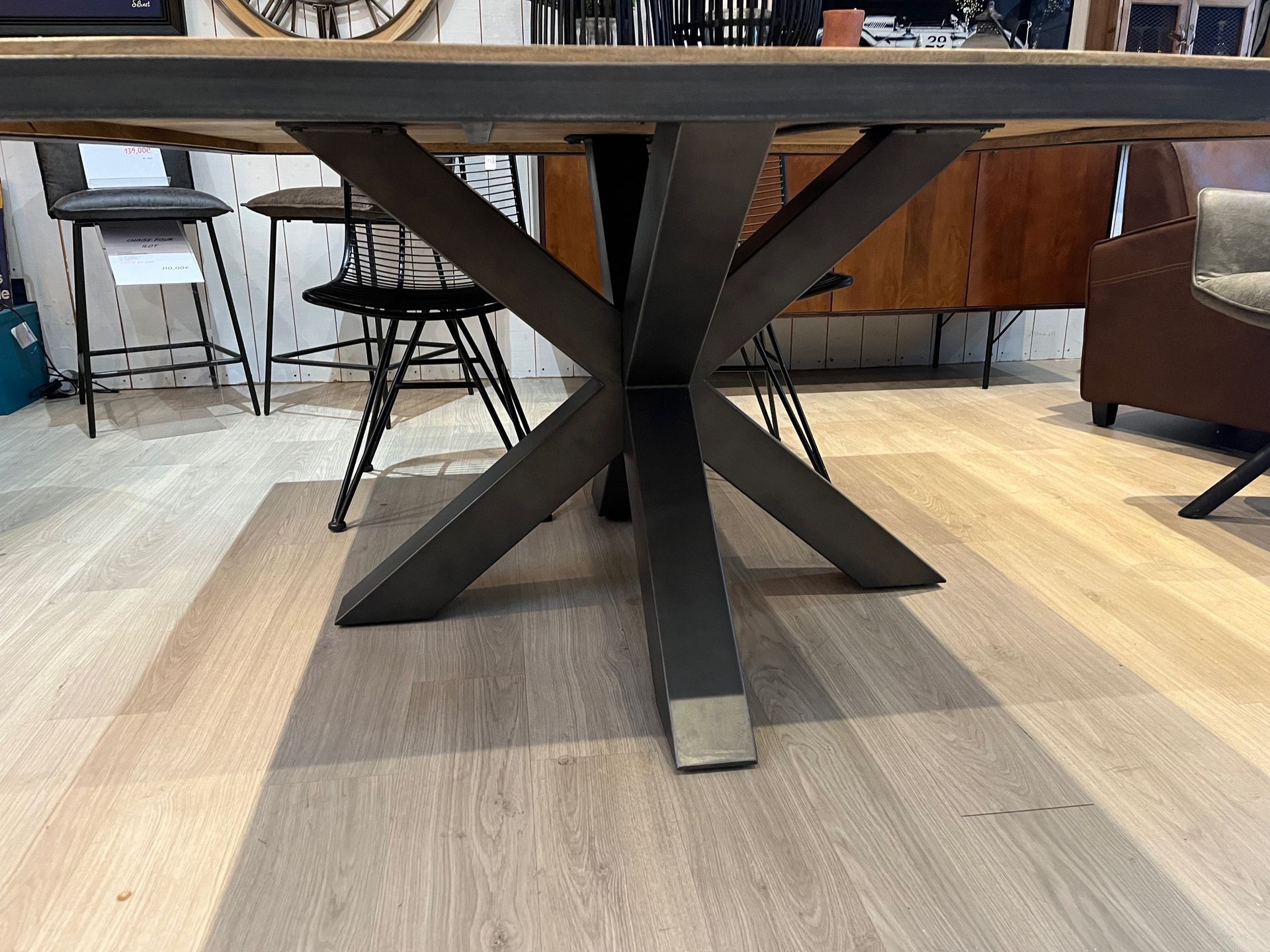 Table de salle à manger carrée en bois avec pieds en métal noir.