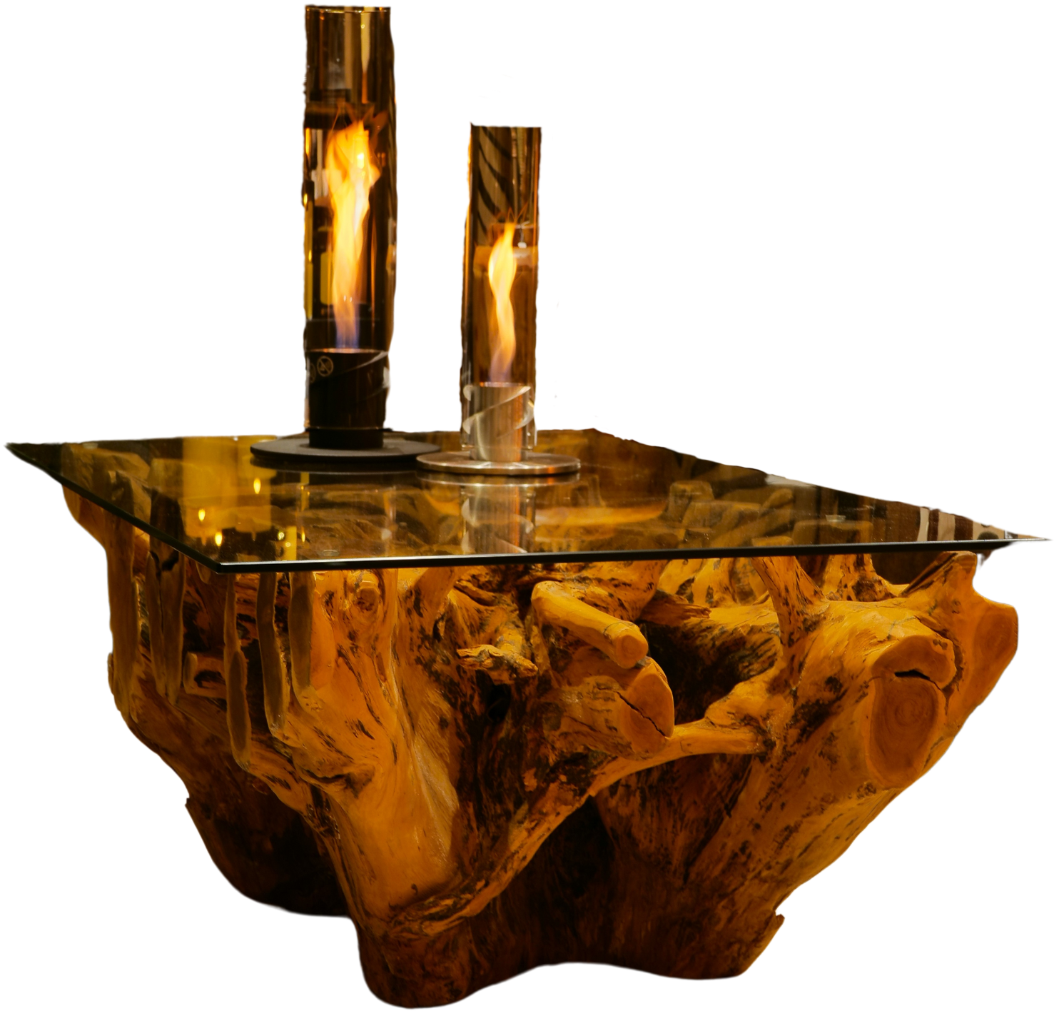 Table basse avec plateau en verre et piètement en bois texturé, ornée de deux lanternes à flamme.