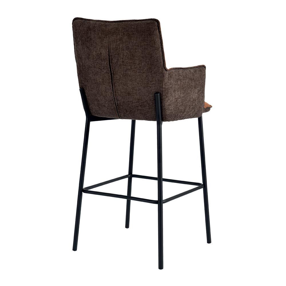 Tabouret de bar en cuir marron avec pieds en métal noir.