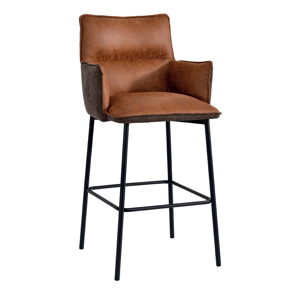 Tabouret de bar en cuir marron avec pieds en métal noir.