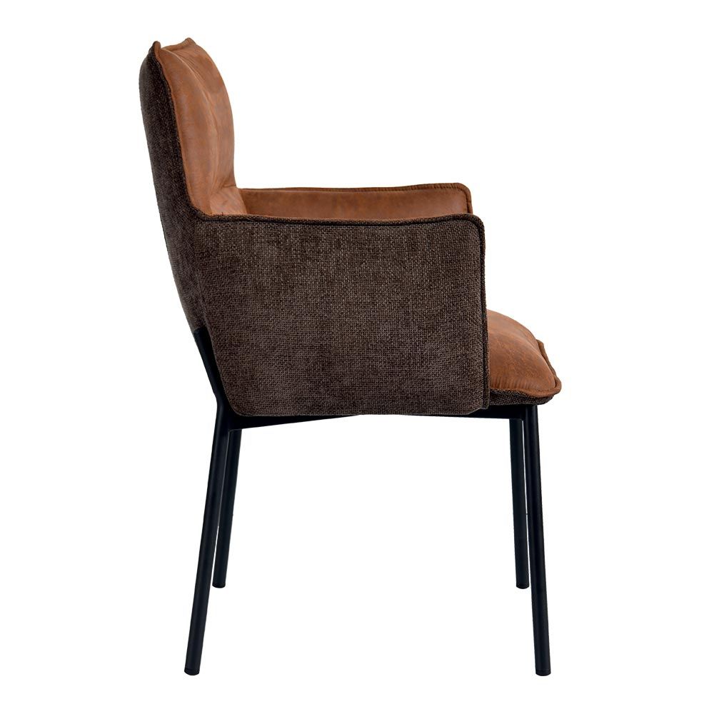 Fauteuil en cuir marron avec pieds en métal noir.